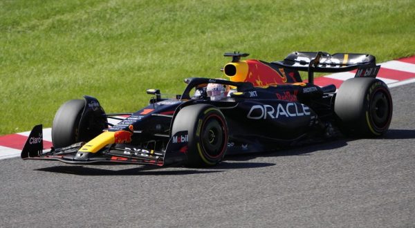 epa10879848 Dutch Formula One driver Max Verstappen of Red Bull Racing in action during the Formula One Japanese Grand Prix at Suzuka Circuit racetrack in Suzuka, Japan, 24 September 2023.  EPA/FRANCK ROBICHON