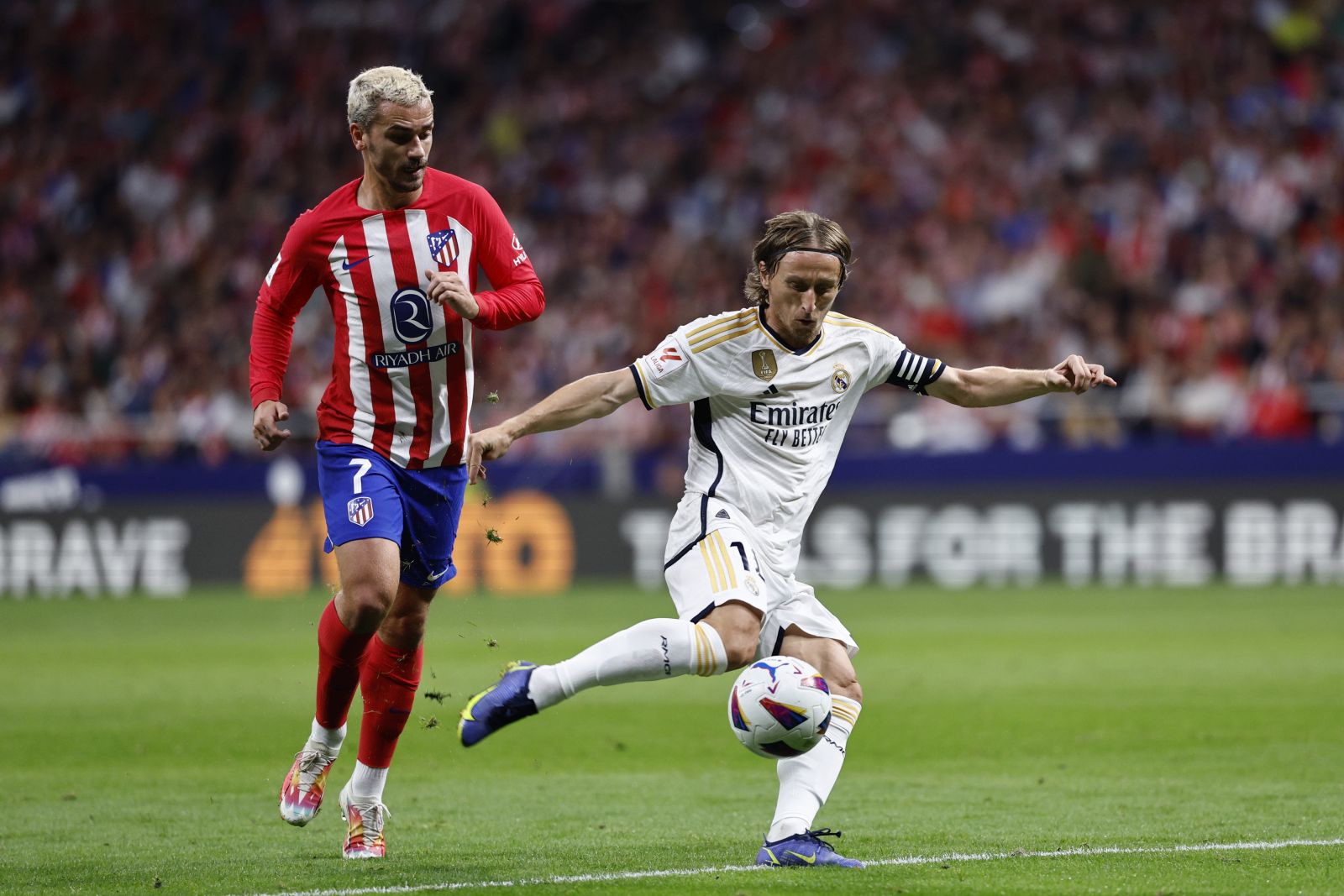 epa10881507 Atletico Madrid's Antoine Griezmann (L) in action against Real Madrid's Luka Modric (R) during the Spanish LaLiga soccer match between Atletico Madrid and Real Madrid, in Madrid, Spain, 24 September 2023.  EPA/Rodrigo Jimenez