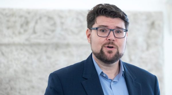 Zagreb, 28.09.2023. - Saborski zastupnici obratili su se medijima komentirajuće aktualna politička događanja.
Na fotografiji Peđa Grbin.
foto HINA/ Edvard ŠUŠAK/ es