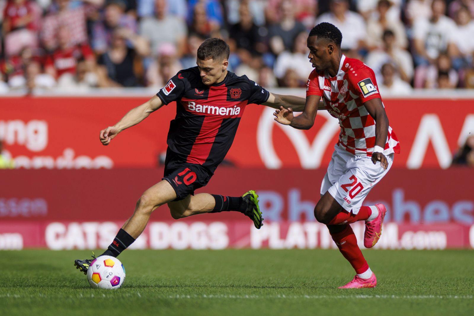 epa10891860 Leverkusen's Florian Wirtz (L) in action against Mainz’s Edimilson Fernandes (R) during the German Bundesliga soccer match between 1. FSV Mainz 05 and Bayer 04 Leverkusen in Mainz, Germany, 30 September 2023.  EPA/CHRISTOPHER NEUNDORF CONDITIONS - ATTENTION: The DFL regulations prohibit any use of photographs as image sequences and/or quasi-video.