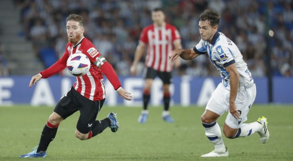 epa10892896 Athletic's midfielder Iker Muniain (L) in action against Real Sociedad's Martin Zubimendi (R) during the Spanish LaLiga soccer match between Real Sociedad and Athletic Club, in San Sebastian, Basque Country, Spain, 30 September 2023.  EPA/Juan Herrero
