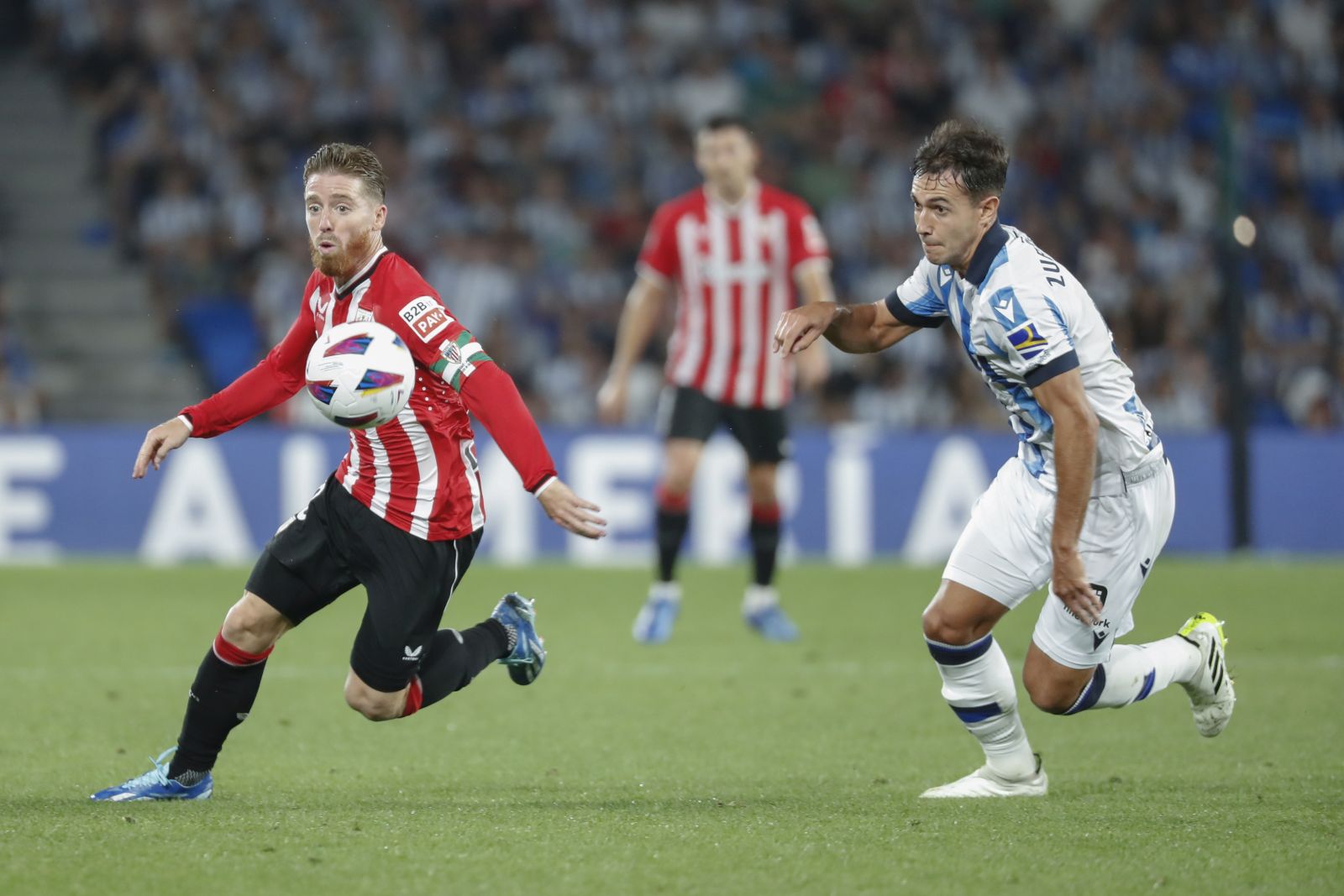 epa10892896 Athletic's midfielder Iker Muniain (L) in action against Real Sociedad's Martin Zubimendi (R) during the Spanish LaLiga soccer match between Real Sociedad and Athletic Club, in San Sebastian, Basque Country, Spain, 30 September 2023.  EPA/Juan Herrero