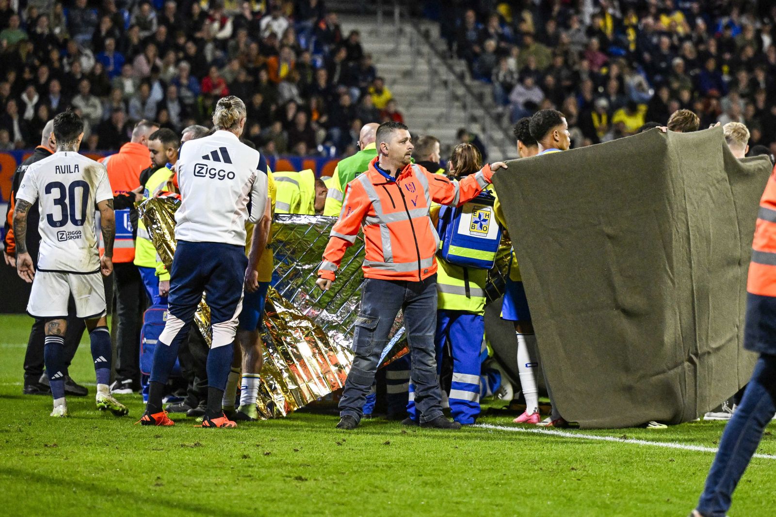 epa10893037 Players and personnel surround RKC Waalwijk goalkeeper Etienne Vaessen after his injury during the Dutch Eredivisie match between RKC Waalwijk and Ajax Amsterdam, in Waalwijk, the Netherlands, 30 September 2023.  EPA/OLAF KRAAK