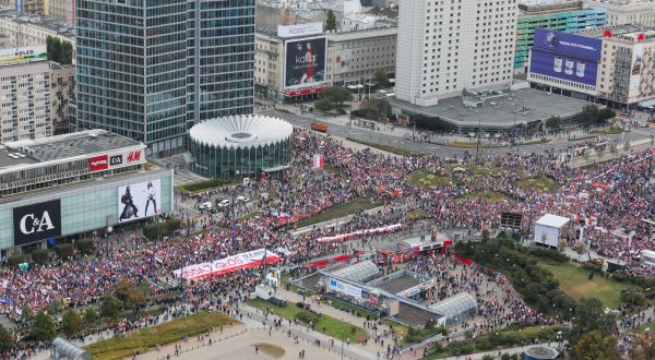 epa10893508 People gather for the "Million Hearts March" organized by the Civic Coalition in downtown Warsaw, Poland, 01 October 2023. The action, called by Civic Coalition leader Donald Tusk, is intended to encourage opposition supporters to participate in the October 15 parliamentary elections.  EPA/PAWEL SUPERNAK POLAND OUT
