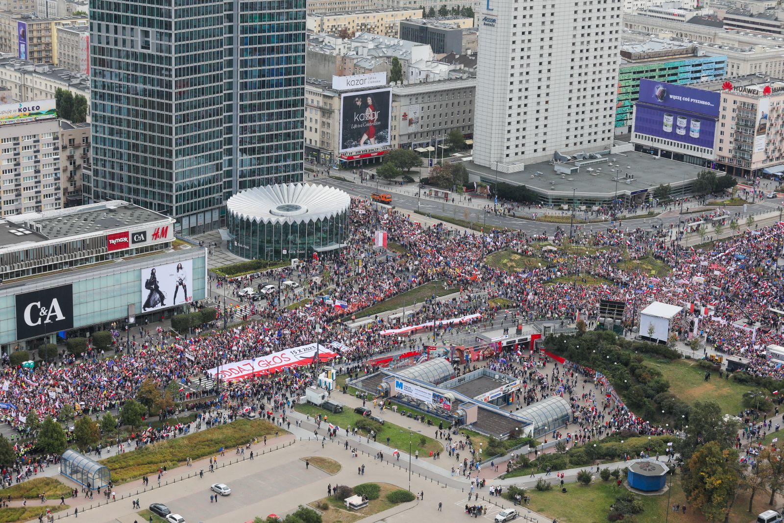 epa10893508 People gather for the "Million Hearts March" organized by the Civic Coalition in downtown Warsaw, Poland, 01 October 2023. The action, called by Civic Coalition leader Donald Tusk, is intended to encourage opposition supporters to participate in the October 15 parliamentary elections.  EPA/PAWEL SUPERNAK POLAND OUT