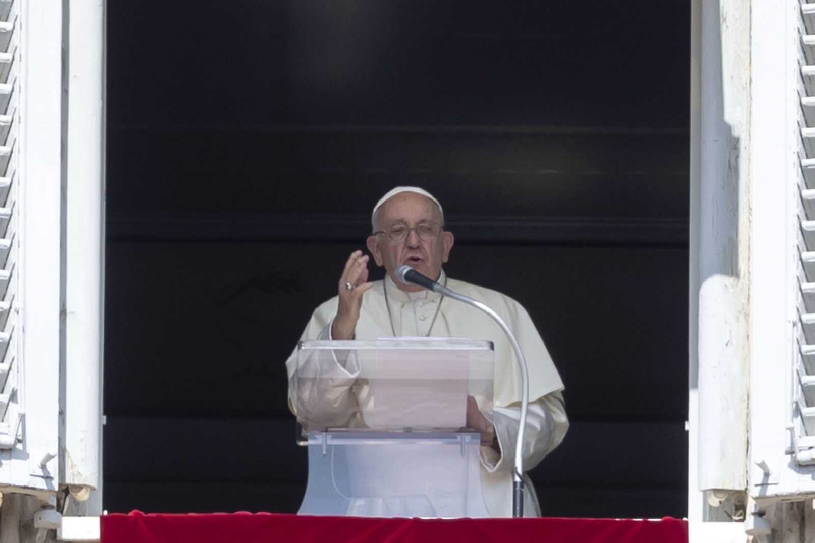 epa10893690 Pope Francis during the Angelus prayer in St. Peter's Square, Vatican City, 01 October 2023.  EPA/MASSIMO PERCOSSI
