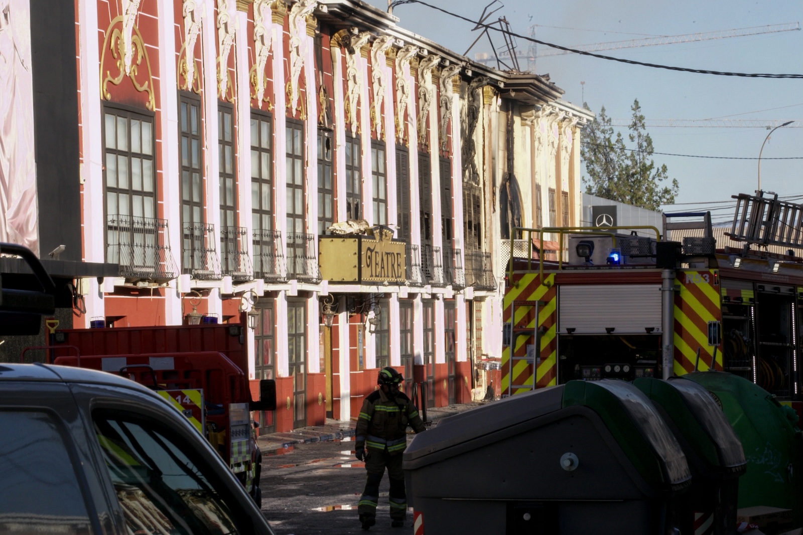 epa10893582 Members of the emergency services work in front a nightclub after a fire broke out in Murcia, southeastern Spain, 01 October 2023.  At least seven people died and four others were intoxicated by the fumes in the fire that erupted early morning at the nightclub 'Fonda Milagros' and spread to nearby Teatre and Golden nightclubs.  EPA/MARCIAL GUILLEN