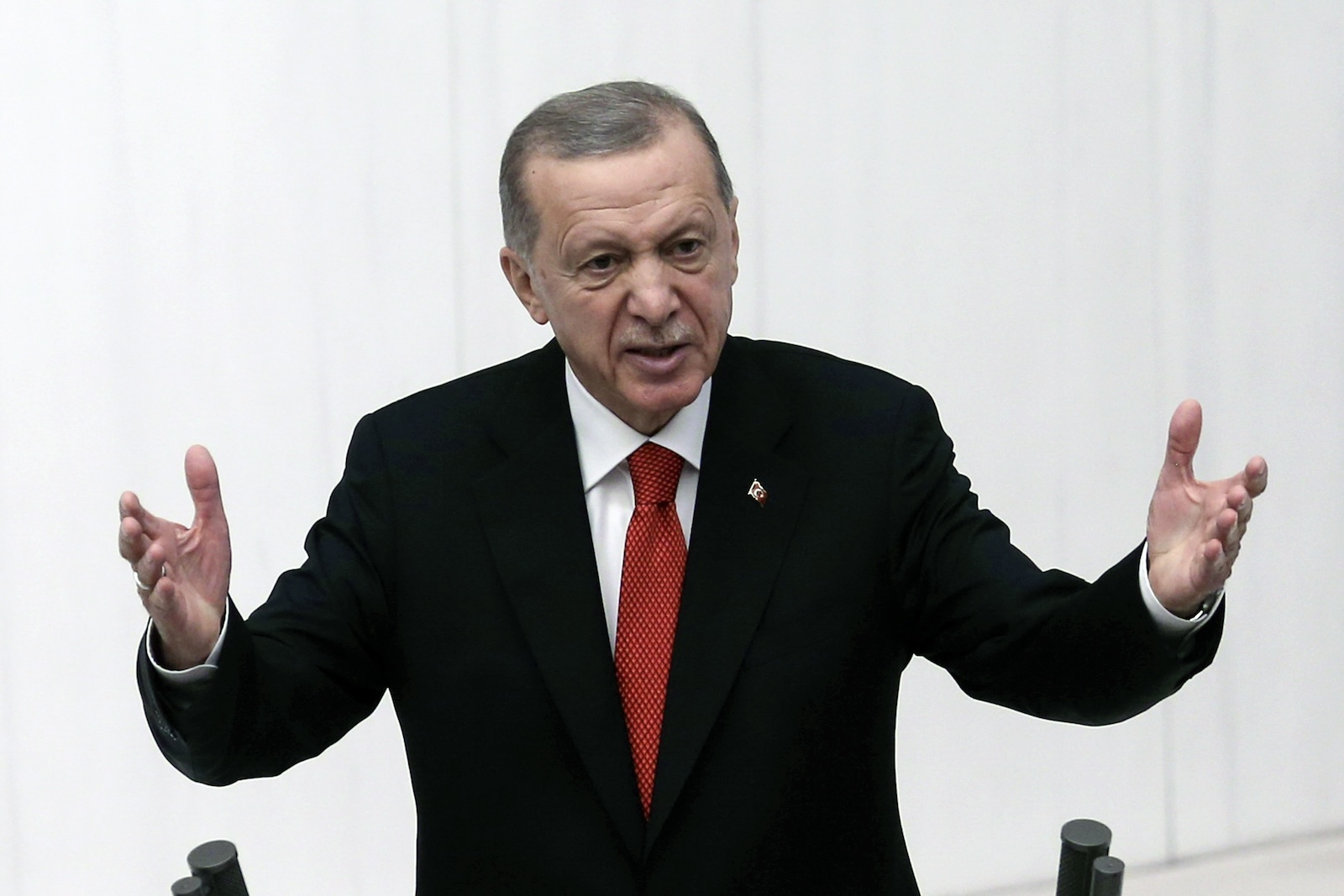 epa10893990 Turkey's President Recep Tayyip Erdogan speaks at the opening of the new legislative year of the Parliament in Ankara, Turkey, 01 October 2023. Erdogan said terrorists attempting to damage peace and security of his country will fail, a few hours after two police officers were injured when two people carried out a bomb attack outside the ministry's gate, close to the Turkish parliament.  EPA/NECATI SAVAS
