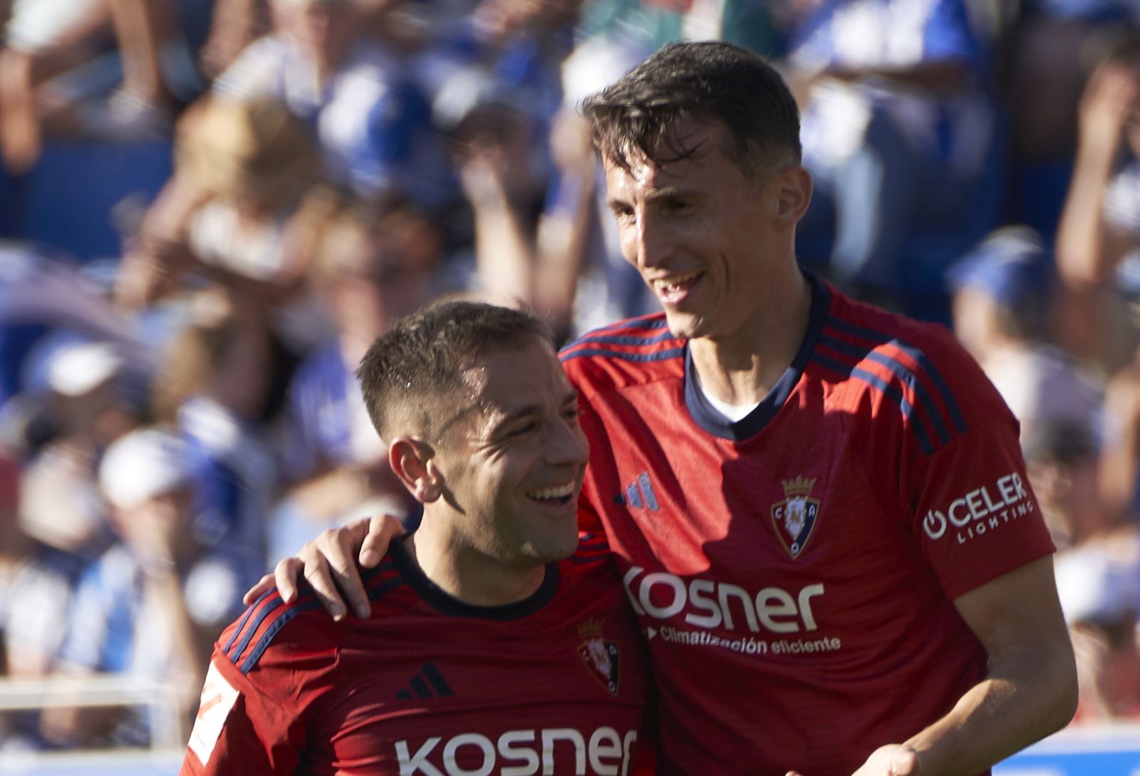 epa10894195 Osasuna's Ante Budimir (R) celebrates after scoring the 0-2 goal during the Spanish LaLiga soccer match between Deportivo Alaves and CA Osasuna, in Vitoria, Basque Country, Spain, 01 October 2023.  EPA/Adrian Ruiz Hierro