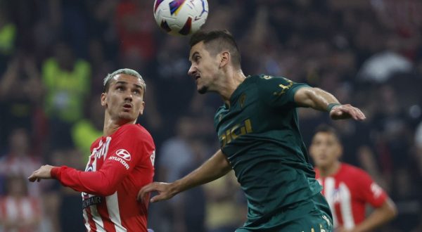 epa10894494 Cadiz CF's defender Joseba Zaldua (R) heads the ball against Atletico's Antoine Griezmann (L) during the Spanish LaLiga soccer match between Atletico de Madrid and Cadiz CF, in Madrid, Spain, 01 October 2023.  EPA/JUANJO MARTIN