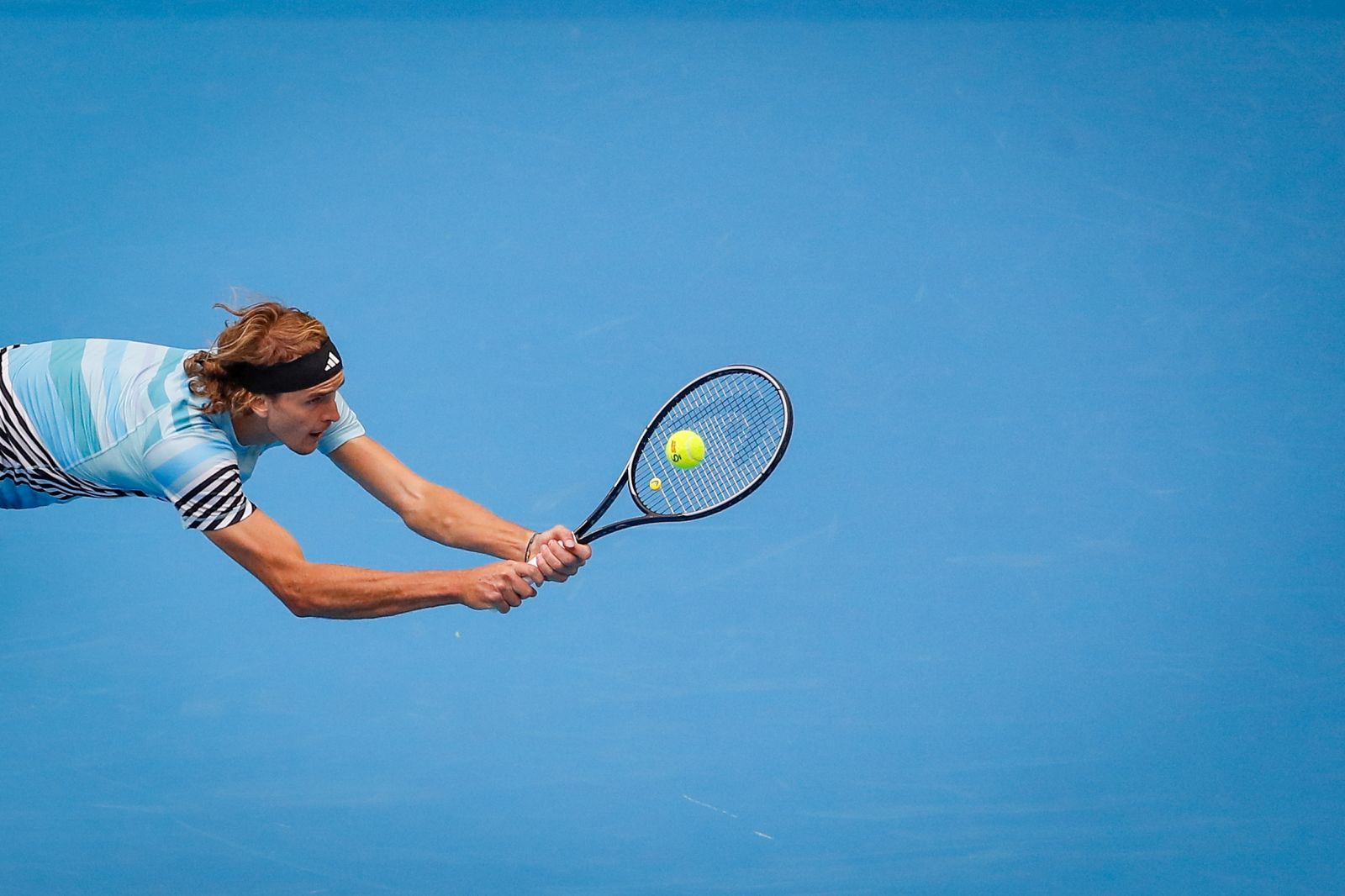 epa10895118 Alexander Zverev of Germany in action during his quarter-final match against Nicolas Jarry of Chile in the China Open tennis tournament in Beijing, China, 02 October 2023.  EPA/MARK R. CRISTINO