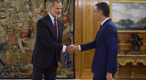 epa10896735 Spain's King Felipe VI (L) meets acting Spanish Prime Minister and General Secretary of Spanish socialist party PSOE Pedro Sanchez (R) at Zarzuela Palace in Madrid, Spain, 03 October 2023. Spain's King Felipe VI began a new round of meetings with leaders of political parties to designate a new candidate for prime minister's post after the failed investiture of the leader of the People's Party (PP) Alberto Nunez Feijoo.  EPA/FERNANDO ALVARADO / POOL POOL