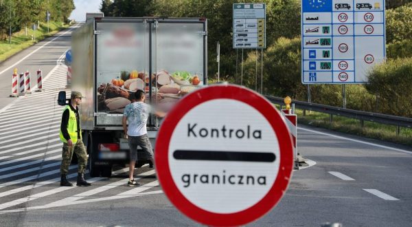 epa10898973 Polish Border Guard officers control vehicles on the temporary checkpoint at on the Polish-Slovak border in Chyzne, southern Poland, 04 October 2023. A new survey has shown a clear majority of the Polish public (72.8 percent) are in favor of the introduction of border controls. Some EU countries, including Poland, have reintroduced border checks in response to a migration crisis affecting some of the bloc's member states.  EPA/Grzegorz Momot POLAND OUT - ATTENTION EDITORS: CAR PLATE PIXELATED AT SOURCE.