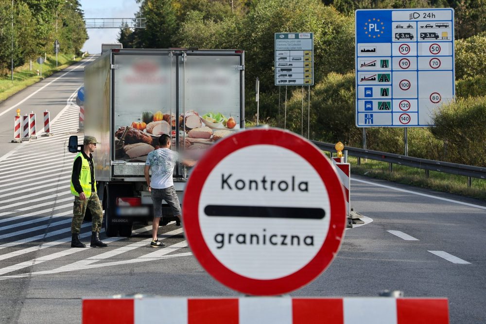 epa10898973 Polish Border Guard officers control vehicles on the temporary checkpoint at on the Polish-Slovak border in Chyzne, southern Poland, 04 October 2023. A new survey has shown a clear majority of the Polish public (72.8 percent) are in favor of the introduction of border controls. Some EU countries, including Poland, have reintroduced border checks in response to a migration crisis affecting some of the bloc's member states.  EPA/Grzegorz Momot POLAND OUT - ATTENTION EDITORS: CAR PLATE PIXELATED AT SOURCE.