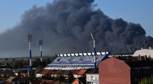 Osijek, 04.10.2023 - Uslijed poara koji je noæas buknuo u tvornici za preradu plastike Drava International u osjeèkom prigradskom naselju Brijest, Upravni odjel za obrazovanje i mlade Osjeèko-baranjske upanije je u dogovoru sa Stoerom civilne zatite Osjeèko-baranjske upanije u srijedu ujutro privremeno obustavio rad u kolama koje se nalaze na trasi iznad koje se nadvio gust  dim, izvijestila je Osjeèko-baranjska upanija. foto HINA/ Tomislav PRUSINA/ ik