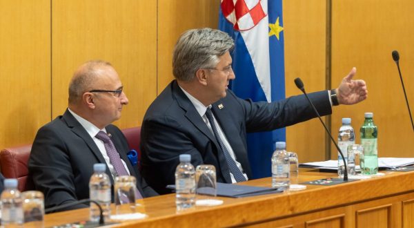 Zagreb, 04.10.2023. - U Hrvatskom saboru, 37 zastupnika su predložili Pokretanje pitanja povjerenja Gordanu Grliću Radmanu, ministru vanjskih poslova Republike Hrvatske.
Na fotografiji Gordan Grlić Radman, Andrej Plenković.
foto HIA/ Edvard ŠUŠAK