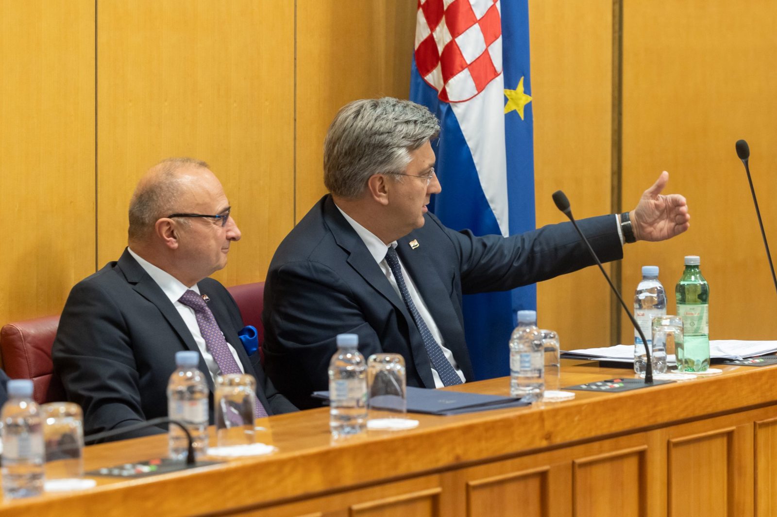 Zagreb, 04.10.2023. - U Hrvatskom saboru, 37 zastupnika su predložili Pokretanje pitanja povjerenja Gordanu Grliću Radmanu, ministru vanjskih poslova Republike Hrvatske.
Na fotografiji Gordan Grlić Radman, Andrej Plenković.
foto HIA/ Edvard ŠUŠAK