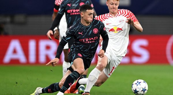 epa10900316 Manchester City's Phil Foden (L) in action against Leipzig's Nicolas Seiwald (R) during the UEFA Champions League group G soccer match between RB Leipzig and Manchester City, in Leipzig, Germany, 04 October 2023.  EPA/FILIP SINGER