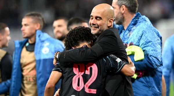 epa10900627 Manchester City's head coach Pep Guardiola (R) celebrates with his player Rico Lewis (L) after winning the UEFA Champions League group G soccer match between RB Leipzig and Manchester City, in Leipzig, Germany, 04 October 2023.  EPA/FILIP SINGER