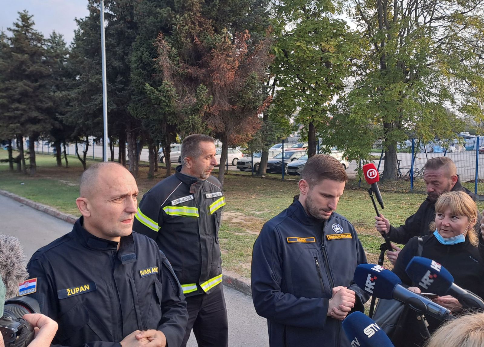 Osijek, 05.10.2023 - Vie ne prijeti irenje poara u osjeèkoj tvrtki za preradu plastike "Drava International", a od Vlade æe se zatraiti da zbog ovog dogaðaja proglasi stanje ekoloke katastrofe, izvijestili su u èetvrtak èelnici upanijske i osjeèke Gradske uprave. Na slici Ivan Anuiæ i Ivan Radiædaju izjave za medije. foto HINA/ Igor VUÈKOVIÆ/ ik