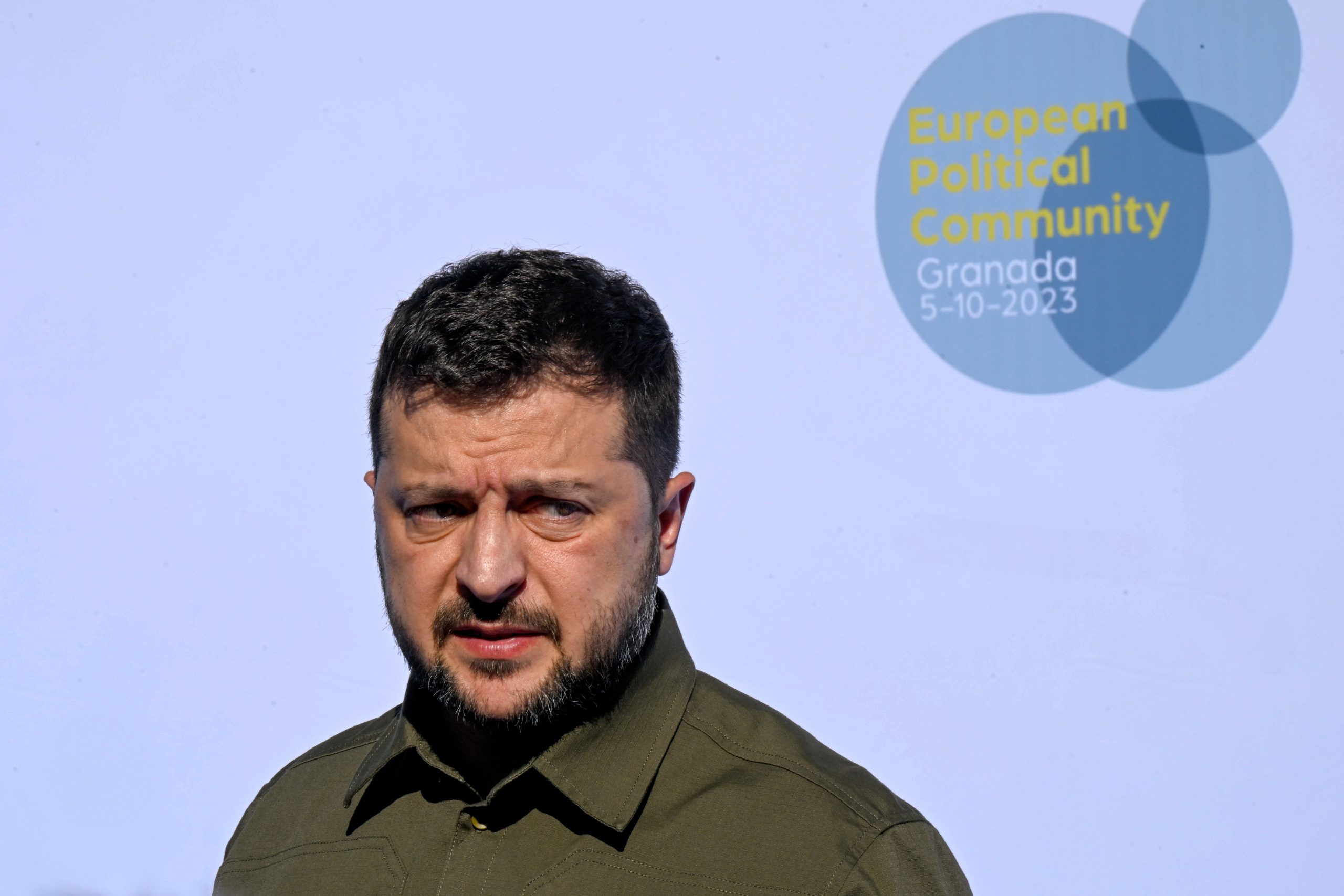 epa10901142 Ukraine's President Volodymyr Zelensky arrives to attend the third meeting of the European Political Community in Granada, Spain, 05 October 2023.  EPA/MIGUEL ANGEL MOLINA