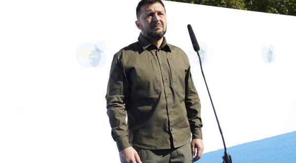 epa10901131 Ukraine's President Volodymyr Zelensky talks to the media as he arrives to attend the third meeting of the European Political Community in Granada, Spain, 05 October 2023.  EPA/MIGUEL ANGEL MOLINA