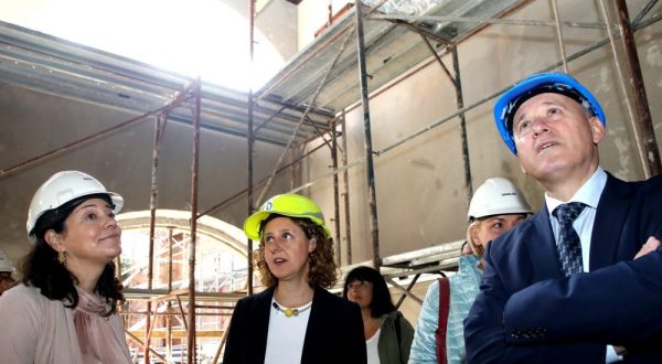 Zagreb, 05.10.2023. - Ravnateljica Glavne uprave za regionalnu i urbanu politiku Europske komisije Sofia Alves, potpredsjednik Vlade i ministar prostornoga ureðenja, graditeljstva i dravne imovine Branko Baèiæ i ministrica kulture i medija Nina Obuljen Korinek obili su gradilita na Gornjem gradu èiji su projekti financirani iz Fonda solidarnosti EU. Na fotografiji Sofia Alves, Nina Obuljen Korinek, Branko Baèiæ. foto HINA/ Lana SLIVAR DOMINIÆ/ lsd