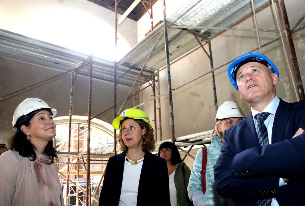 Zagreb, 05.10.2023. - Ravnateljica Glavne uprave za regionalnu i urbanu politiku Europske komisije Sofia Alves, potpredsjednik Vlade i ministar prostornoga ureðenja, graditeljstva i dravne imovine Branko Baèiæ i ministrica kulture i medija Nina Obuljen Korinek obili su gradilita na Gornjem gradu èiji su projekti financirani iz Fonda solidarnosti EU. Na fotografiji Sofia Alves, Nina Obuljen Korinek, Branko Baèiæ. foto HINA/ Lana SLIVAR DOMINIÆ/ lsd