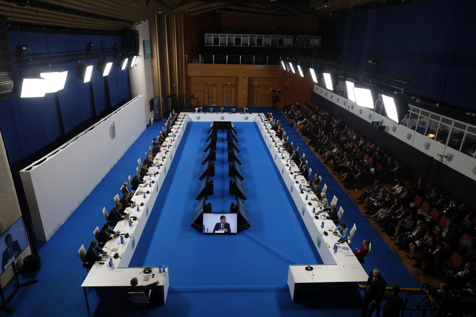 epa10901447 A handout photo made available by the Spanish Presidency of the Council of Europe shows a general view of leaders and heads of state during the opening ceremony of the third meeting of the European Political Community in Granada, Spain, 05 October 2023.  EPA/JJ GUILLEN / PEUE / HANDOUT MANDATORY CREDIT HANDOUT EDITORIAL USE ONLY/NO SALES