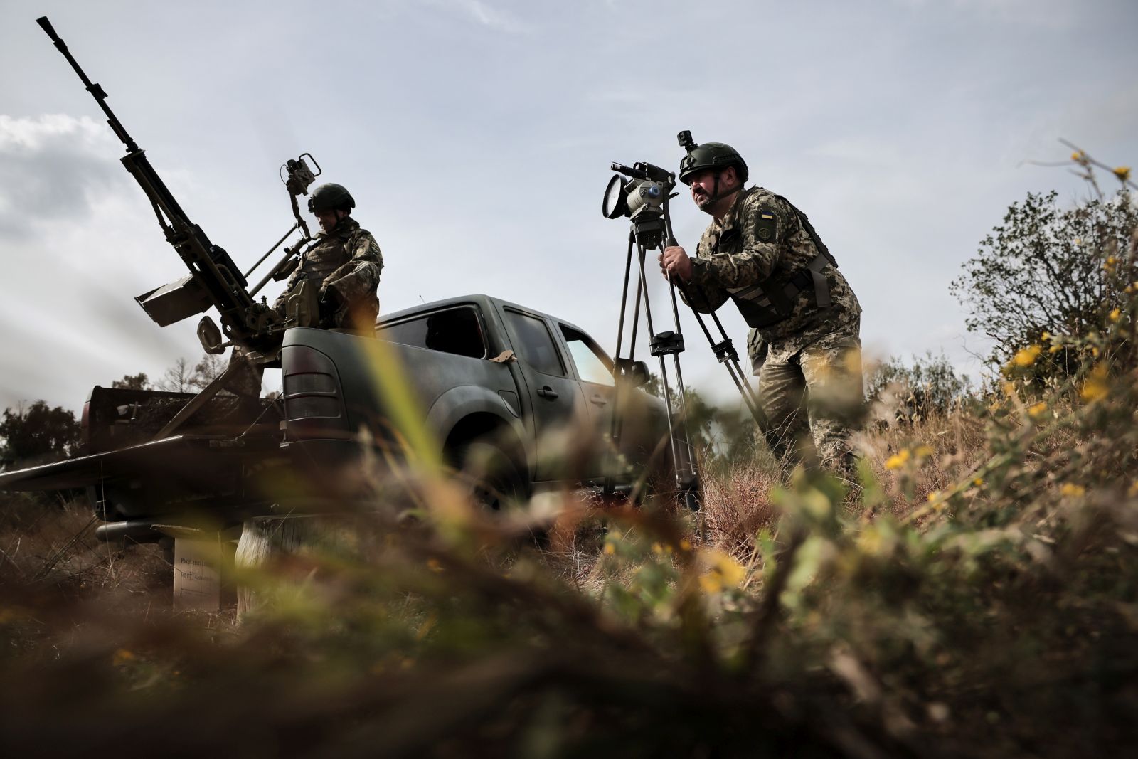 epa10901712 Servicemen of the mobile anti-aircraft unit of the 241st Brigade of the Territorial Defense Forces of Ukraine during training maneuvers in Kyiv (Kiev), Ukraine, 05 October 2023, amid the Russian invasion.  EPA/OLEG PETRASYUK