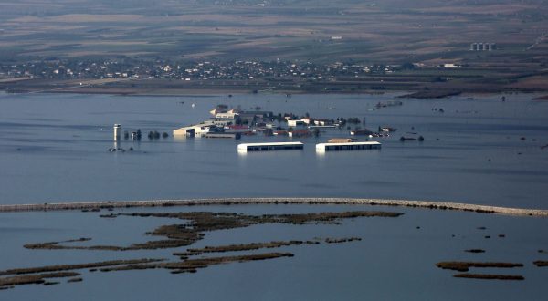 epa10902059 An aerial view shows flooded agricultural lands and facilities in the Thessalian plain, Greece, 05 October 2023.  European Commissioner for Agriculture Janusz Wojciechowski visited areas of Thessaly affected by the flooding caused by the recent destructive storms, Daniel and Elias, at the invitation of Rural Development and Foods Minister Lefteris Avgenakis. Wojciechowski visited farms in Thessaly to see the damage inflicted by floods and talk with flood victims.  EPA/ORESTIS PANAGIOTOU