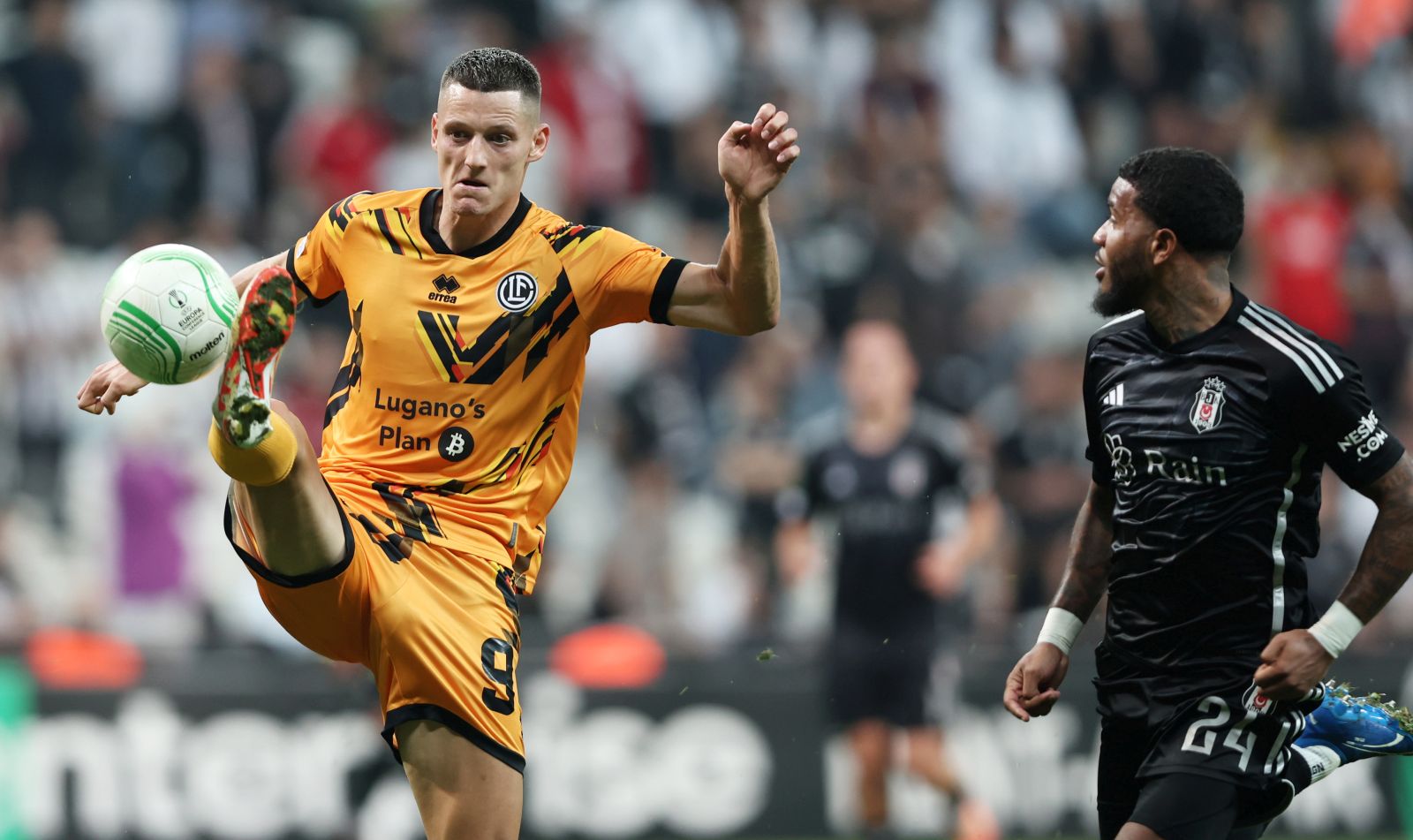 epa10902017 Besiktas' Valentin Rosier (R) in action against Lugano's Zan Celar (L) during the UEFA Europa Conference League group D match between Besiktas Istanbul and FC Lugano in Istanbul, Turkey, 05 October 2023.  EPA/TOLGA BOZOGLU