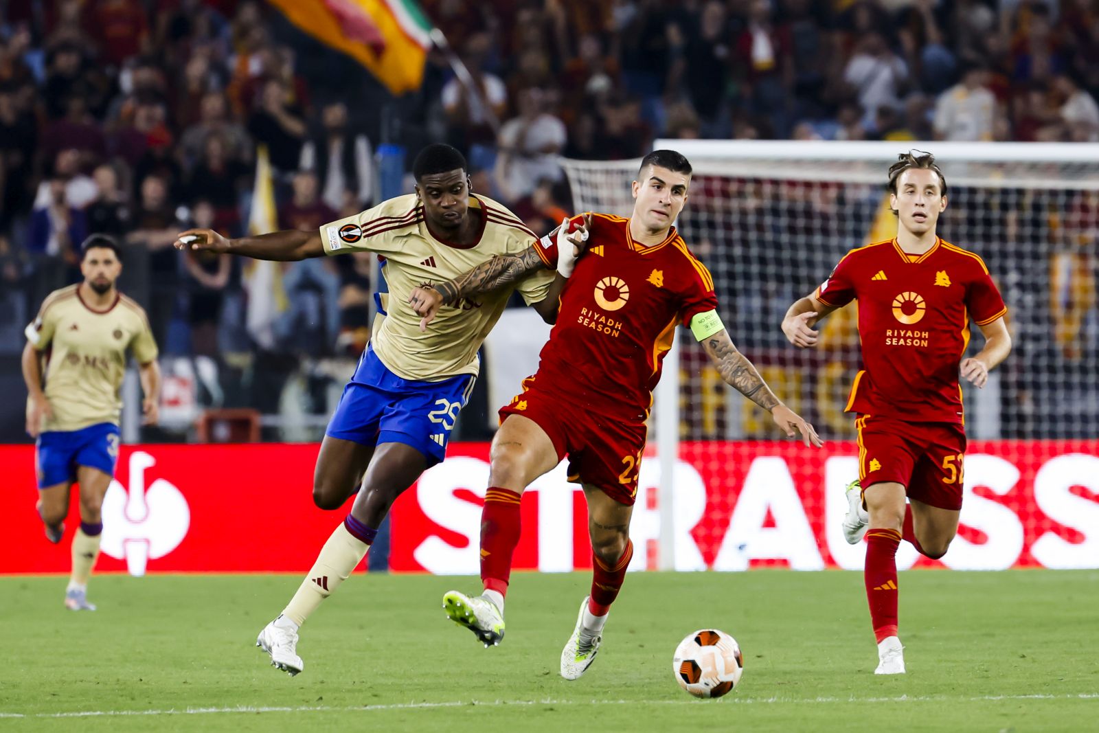 epa10902401 Servette's forward Chris Bedia (L) in action against Roma's defender Gianluca Mancini (R) during the UEFA Europa League group G soccer match between AS Roma and Servette FC, in Rome, Italy, 05 October 2023.  EPA/SALVATORE DI NOLFI