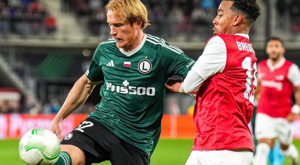 epa10902411 Radovan Pankov (L) of Legia and Myron van Brederode (R) of AZ in action during the UEFA Europa Conference League group stage match between AZ Alkmaar and Legia Warschau in Alkmaar, Netherlands, 05 October 2023.  EPA/Ed van de Pol