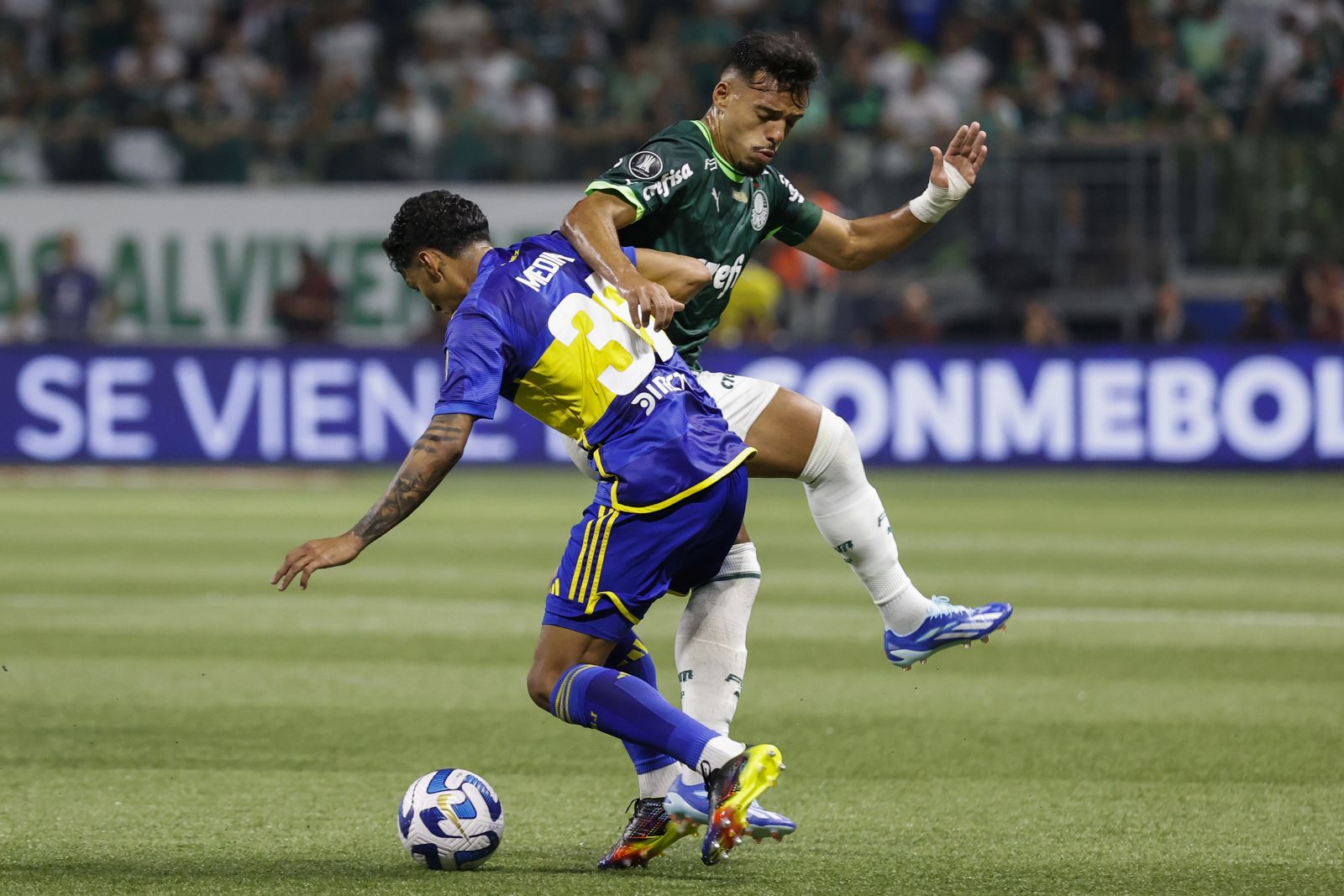 epaselect epa10902934 Gabriel Menino (R) of Palmeiras vies for the ball with Cristian Medina of Boca during a Copa Libertadores semi final soccer match between Palmeiras and Boca Juniors at Allianz Parque stadium in Sao Paulo, Brazil, 05 October 2023.  EPA/Sebastiao Moreira