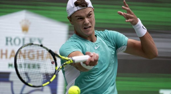 epa10903072 Holger Rune of Denmark in action against Brandon Nakashima of USA during their match at the Shanghai Masters tennis tournament, Shanghai, China, 06 October 2023.  EPA/ANDRES MARTINEZ CASARES