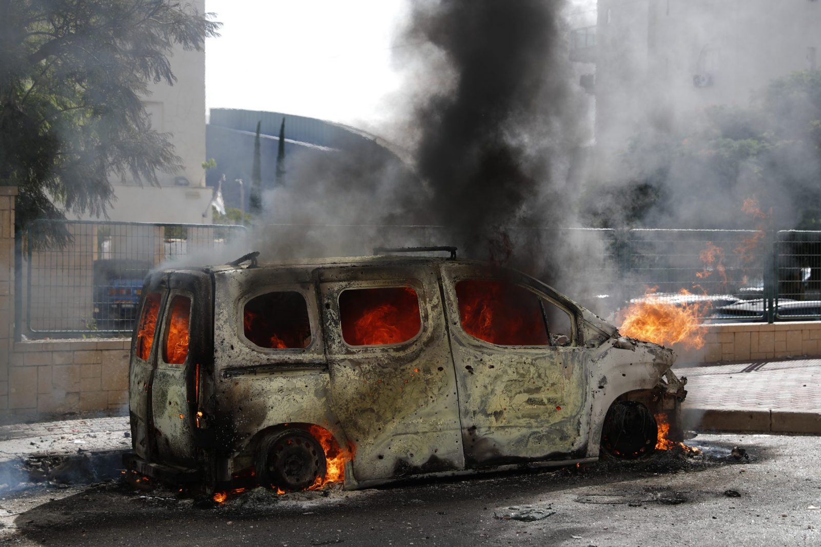 epa10904808 A burning vehicle in the Israeli city of Ashkelon following rocket launches from Gaza, 07 October 2023. Rocket barrages were launched from the Gaza Strip early Saturday in a surprise attack claimed by the Islamist movement Hamas.  EPA/ATEF SAFADI