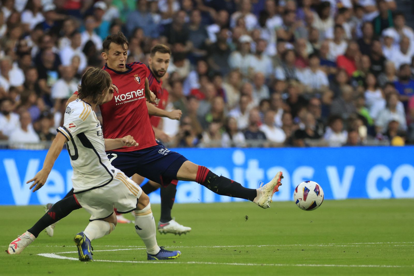 epa10905594 Real Madrid's midfielder Luka Modric (L) and Osasuna's striker Ante Budimir (2-L) during their Spanish LaLiga soccer match between Real Madrid and CA Osasuna at Santiago Bernabeu Stadium in Madrid, Spain, 07 October 2023.  EPA/ZIPI ARAGON