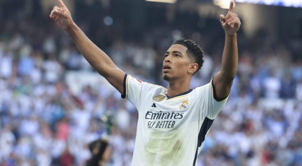 epa10905720 Real Madrid's midfielder Jude Bellingham jubilates after scoring the 2-0 during their Spanish LaLiga soccer match between Real Madrid and CA Osasuna at Santiago Bernabeu Stadium in Madrid, Spain, 07 October 2023.  EPA/ZIPI ARAGON