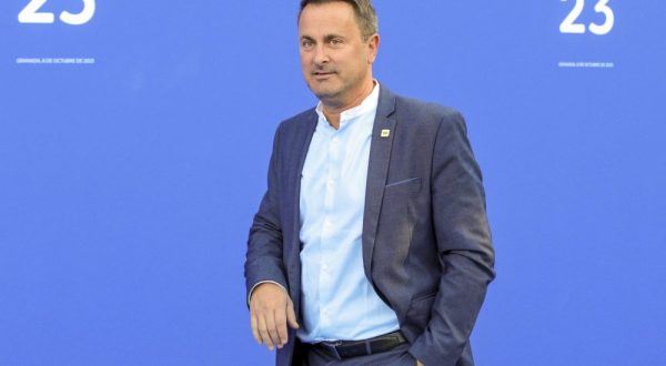 epa10903317 Luxembourg's Prime Minister Xabier Bettel arrives to attend the informal meeting of heads of state and government of the EU-27 in Granada, Spain, 06 October 2023.  EPA/PEPE TORRES