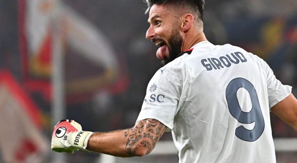 epaselect epa10906588 Milan's Olivier Giroud, as goalkeeper, jubilates  after the Italian Serie A soccer match Genoa CFC vs Ac Milan at Luigi Ferraris stadium in Genoa, Italy, 07 October 2023.  EPA/LUCA ZENNARO