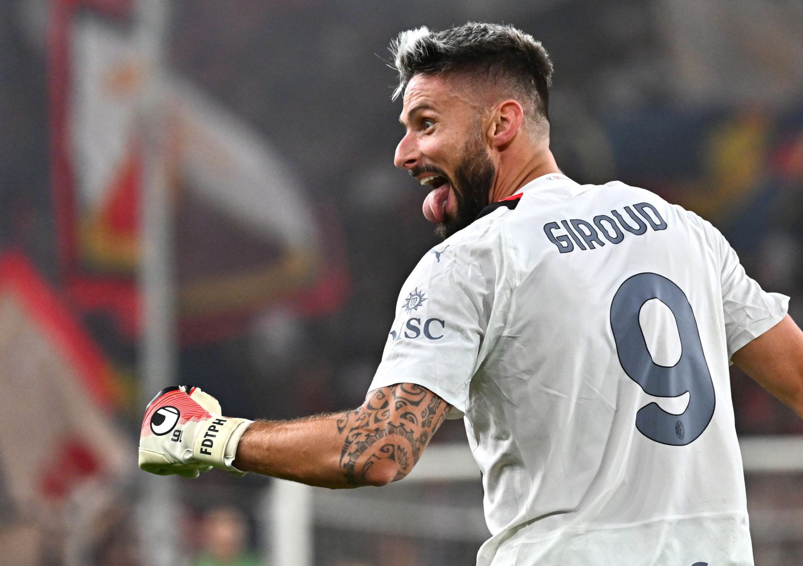 epaselect epa10906588 Milan's Olivier Giroud, as goalkeeper, jubilates  after the Italian Serie A soccer match Genoa CFC vs Ac Milan at Luigi Ferraris stadium in Genoa, Italy, 07 October 2023.  EPA/LUCA ZENNARO