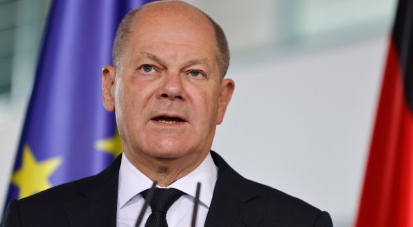 epa10907353 German Chancellor Olaf Scholz delivers a statement to the situation in Israel at the Chancellery in Berlin, Germany, 08 October 2023. After a surprise attack on Israel claimed by the Islamist movement Hamas, in which more than 300 Israelis were killed and over 1,000 left injured, according to the Israeli foreign ministry. Israeli air strikes in retaliation for rocket attacks have killed over 300 people in the Gaza Strip, with almost 2,000 wounded, according to Palestinian official sources.  EPA/HANNIBAL HANSCHKE