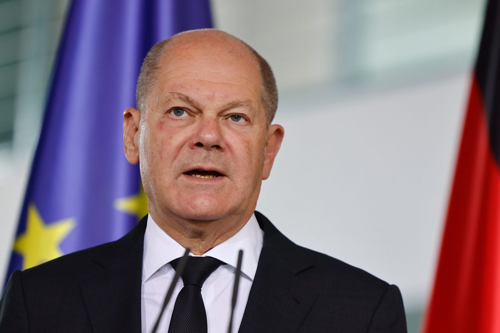 epa10907353 German Chancellor Olaf Scholz delivers a statement to the situation in Israel at the Chancellery in Berlin, Germany, 08 October 2023. After a surprise attack on Israel claimed by the Islamist movement Hamas, in which more than 300 Israelis were killed and over 1,000 left injured, according to the Israeli foreign ministry. Israeli air strikes in retaliation for rocket attacks have killed over 300 people in the Gaza Strip, with almost 2,000 wounded, according to Palestinian official sources.  EPA/HANNIBAL HANSCHKE