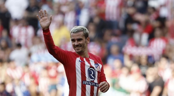 epa10907754 Atletico's Antoine Griezmann celebrates winning the Spanish LaLiga soccer match between Atletico de Madrid and Real Sociedad in Madrid, Spain, 08 October 2023.  EPA/SERGIO PEREZ