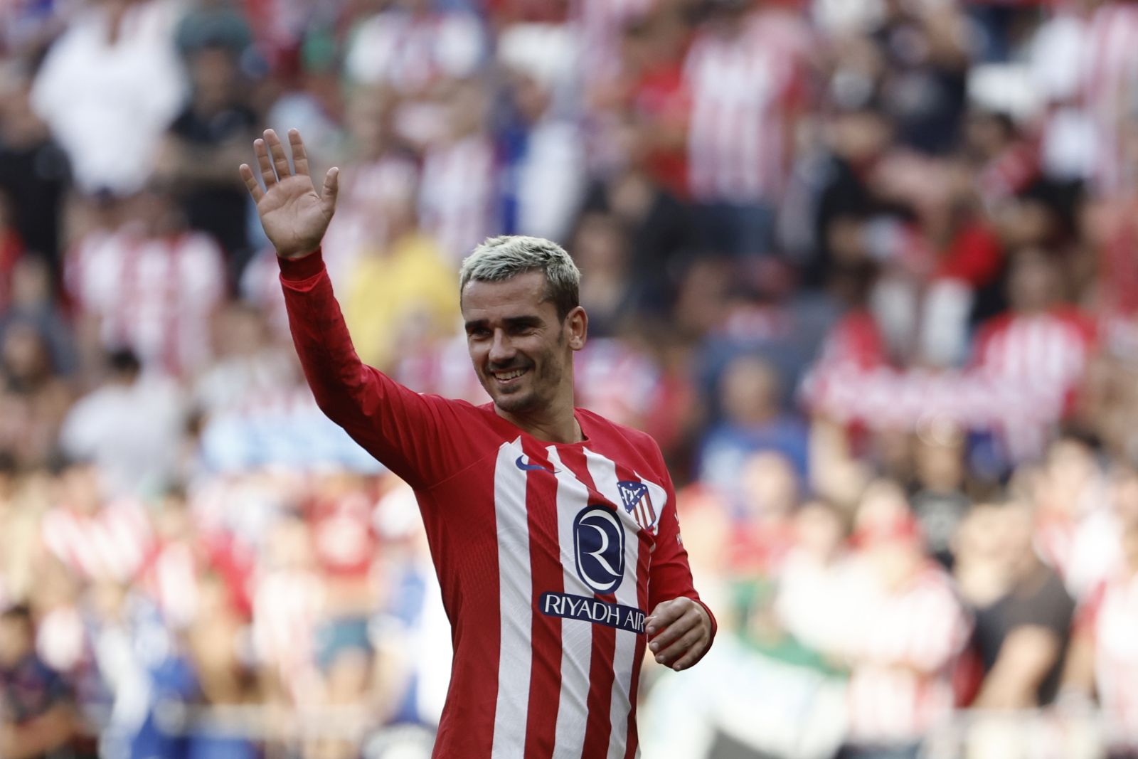 epa10907754 Atletico's Antoine Griezmann celebrates winning the Spanish LaLiga soccer match between Atletico de Madrid and Real Sociedad in Madrid, Spain, 08 October 2023.  EPA/SERGIO PEREZ