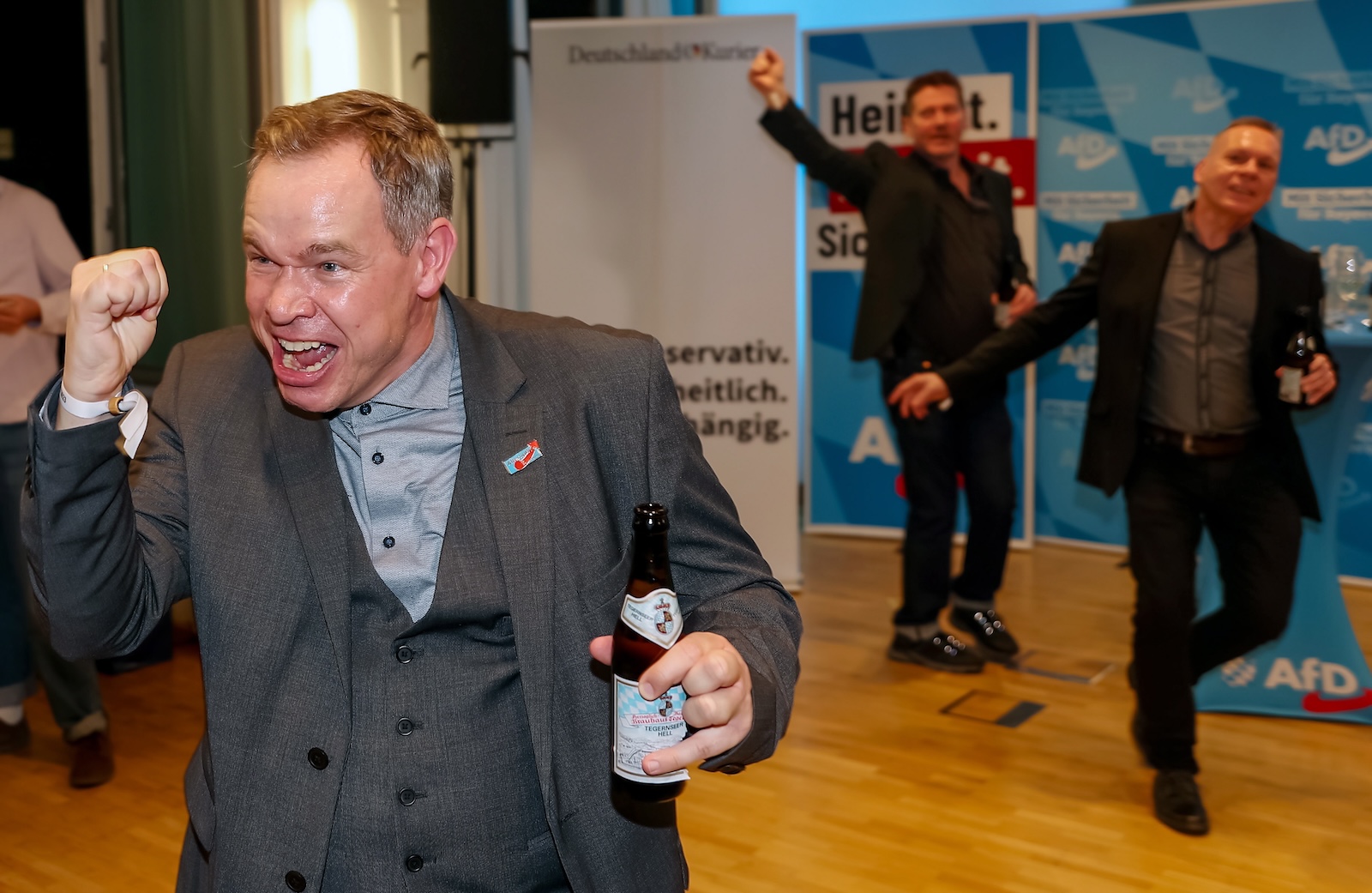 epa10908123 A supporter of the Alternative for Germany (AfD) party celebrates after the Bavarian state elections in Munich, Germany, 08 October 2023. Voters in the German states of Bavaria and Hesse headed to the polls on 08 October to elect new parliaments.  EPA/LEONHARD SIMON