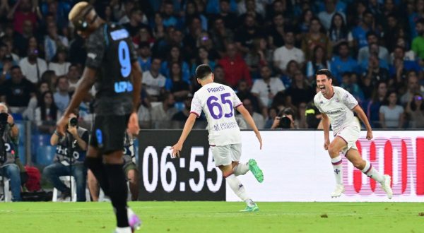 epa10908199 Fiorentina’s forward Josip Brekalo jubilates with his teammate after scoring the opening goal during the Italian Serie A soccer match SSC Napoli vs ACF Fiorentina at ' Diego Armando Maradona' stadium in Naples, Italy, 08 October 2023.  EPA/CIRO FUSCO
