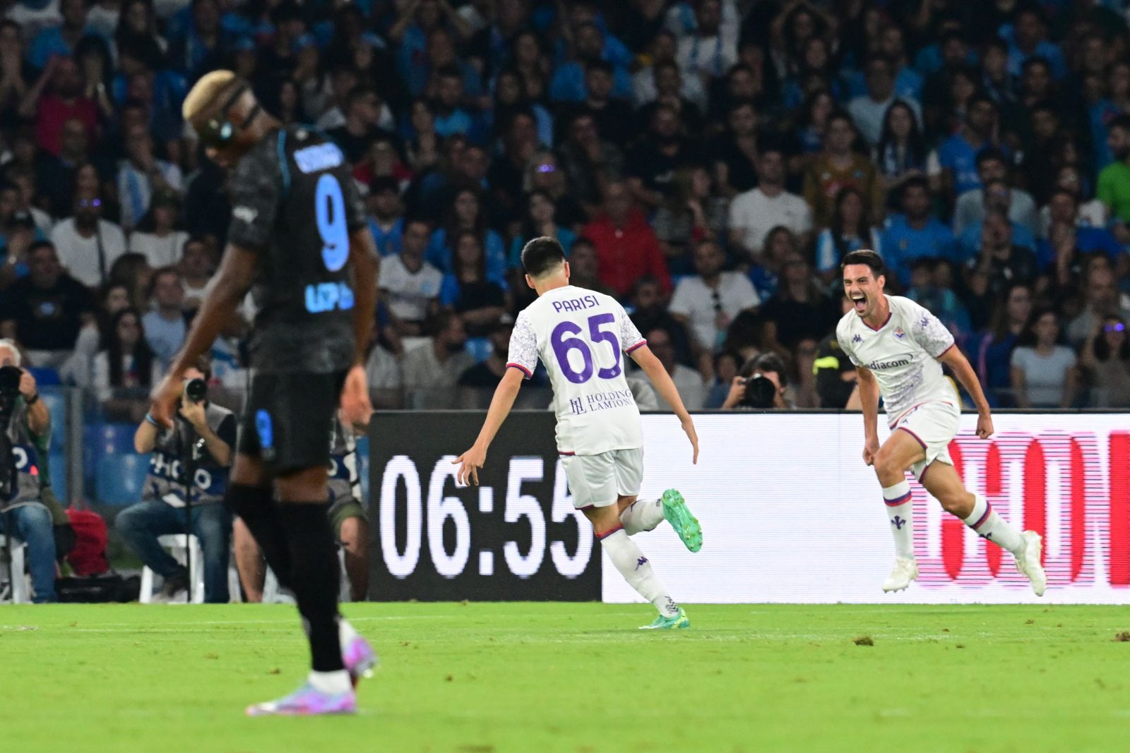 epa10908199 Fiorentina’s forward Josip Brekalo jubilates with his teammate after scoring the opening goal during the Italian Serie A soccer match SSC Napoli vs ACF Fiorentina at ' Diego Armando Maradona' stadium in Naples, Italy, 08 October 2023.  EPA/CIRO FUSCO