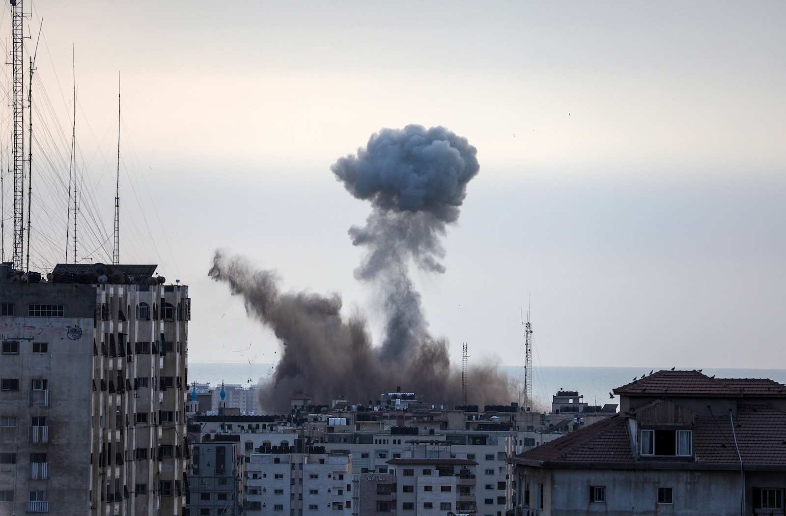 epa10908339 Smoke rises after an Israeli air strike in the southern Gaza City, 08 October 2023. Israeli air strikes, in retaliation for the 07 October Hamas attacks on Israel, have killed 413 people in the Gaza Strip, with almost 2,300 wounded, according to Palestinian Health Ministry. The attacks on Israel killed more than 670 Israelis and left over 2,100 injured in the attacks, the Israeli army said 08 October.  EPA/MOHAMMED SABER